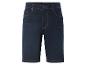 Shorts en jean bleu foncé.