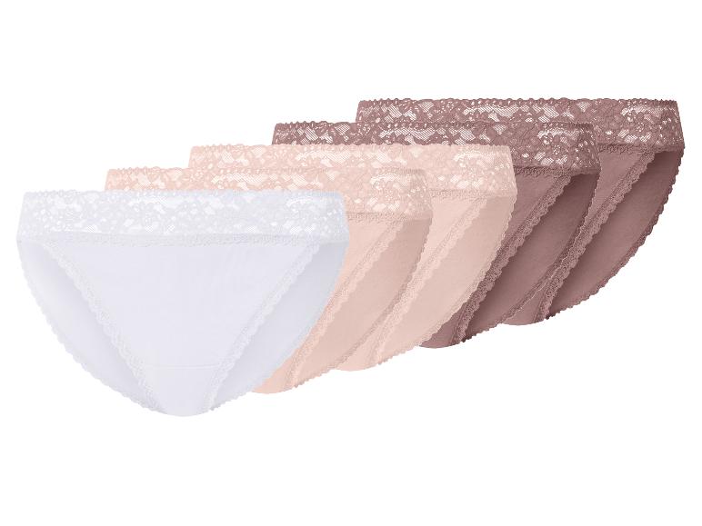 Cinq culottes en dentelle dans différentes teintes de peau et blanches.
