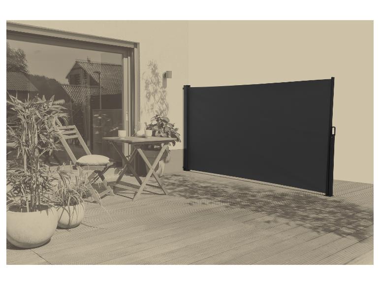 Store latéral rétractable sur une terrasse avec mobilier de jardin et plantes.