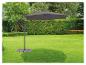 Un parasol de jardin gris sur une pelouse.