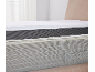 Matelas à mémoire de forme avec une couche supérieure blanche et une base grise.