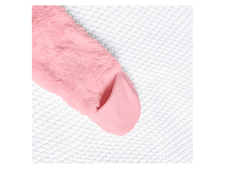 Détail d'une manche de sweat-shirt rose clair doux sur un fond blanc.