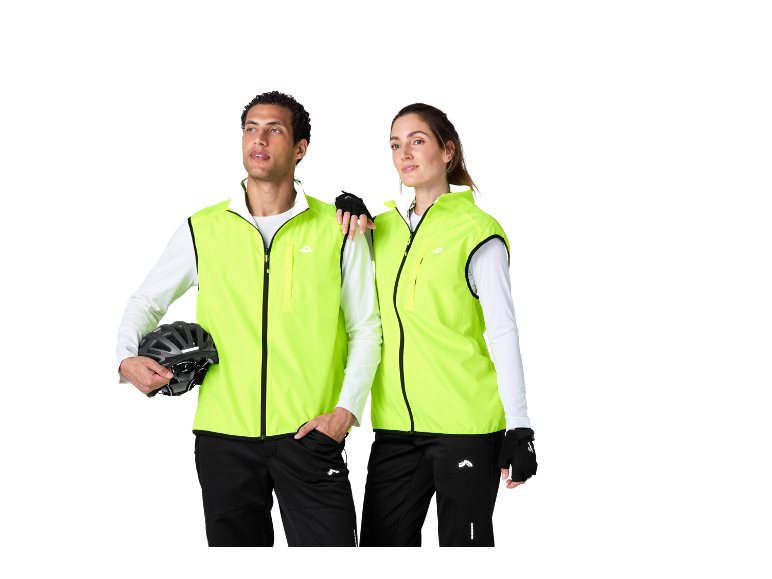 Homme et femme en gilets de cyclisme jaunes et pantalons noirs, l'homme tenant un casque.