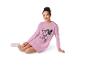 Une femme porte un pyjama rose Mickey Mouse