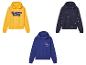 Sweat-shirt jaune avec l'inscription 'Kindness Matters' et sweat-shirts bleus à imprimé floral.