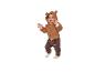 Bébé en sweat à capuche ours en peluche marron et pantalon marron, saluant la caméra.