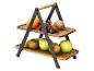 Présentoir à fruits en bois à deux niveaux avec oranges, raisins, kiwis, bananes, poires et pommes.