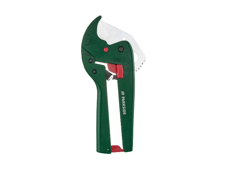 Coupe-tube vert et rouge avec lame métallique, sur fond blanc.