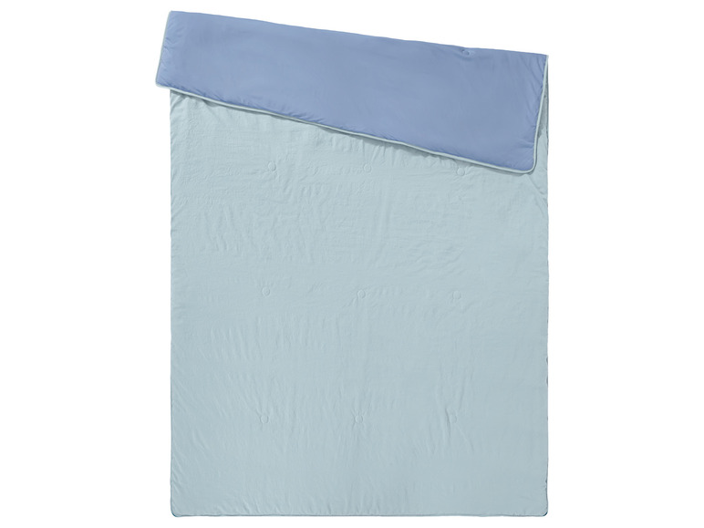 Une couette bleu clair avec une taie d'oreiller bleu foncé