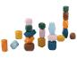 Blocs de construction en bois colorés, empilés : jeu d’équilibre.