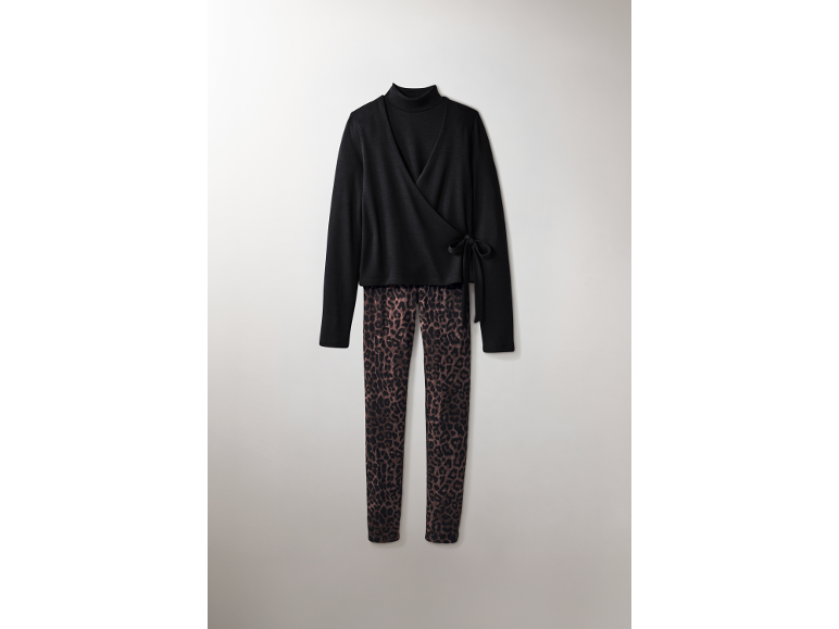Ensemble composé d'un col roulé noir effet cache-cœur et d'un legging imprimé léopard.