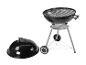 Un barbecue noir avec un couvercle et des roues.