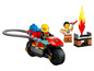 Un pompier LEGO sur une moto avec un canon à eau et un barbecue en feu.