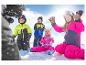 Enfants en pantalons de ski CRIVIT jouant dans la neige par une journée d'hiver ensoleillée.
