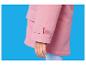 Gros plan d'une veste rose avec un poignet ajustable et une main qui dépasse.