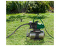 Une pompe à eau de jardin Parkside verte avec un réservoir d'eau sur l'herbe