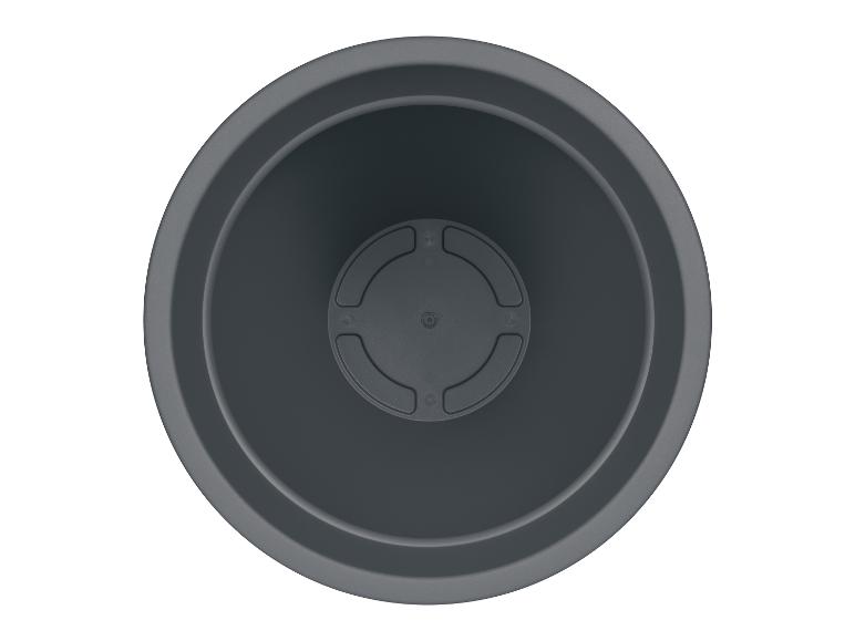 Un pot de fleur gris foncé vu de dessus.