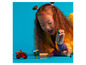 Une fille joue avec des figurines et des véhicules LEGO® Marvel.