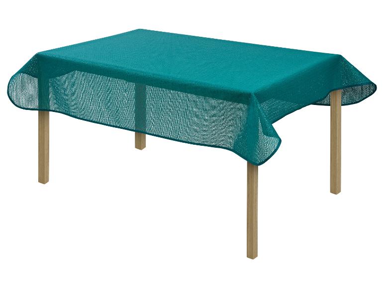 Nappe turquoise sur table en bois.