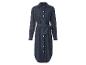 Une robe en jean bleu foncé à manches longues et une ceinture.