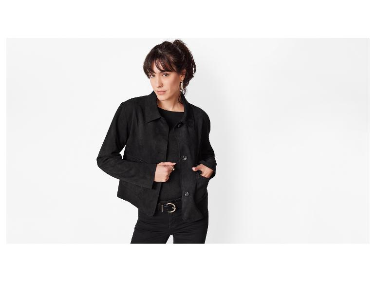 Femme en veste en daim noire.