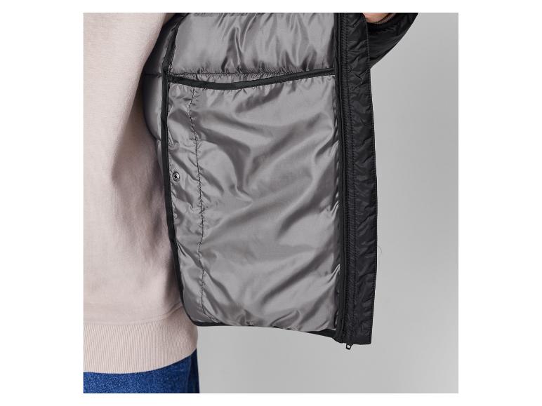 Veste noire à capuche, intérieur visible.