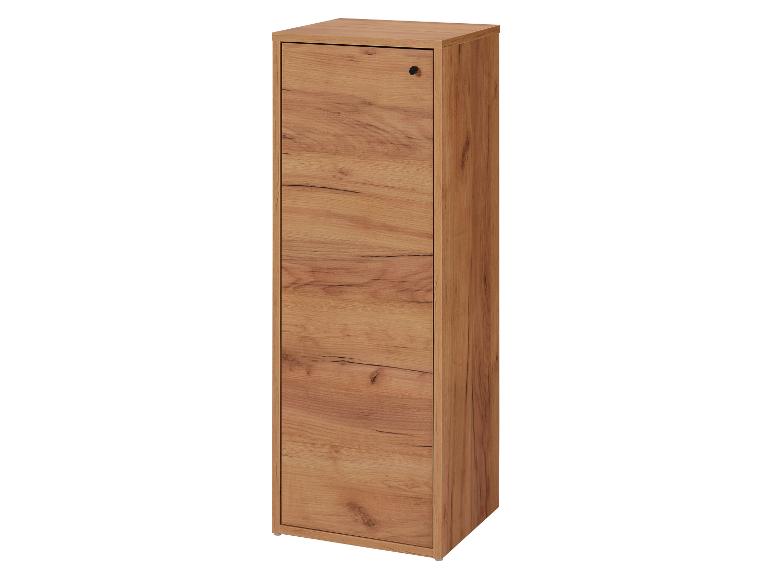 Armoire haute et étroite aspect bois clair avec une porte et une poignée noire