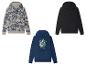 Trois sweats à capuche : un avec un imprimé graffiti, un noir uni et un sur le thème du sport.