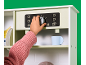 Une main d'enfant tournant le bouton d'une machine à café en bois pour jouer