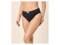 Femme en culotte côtelée noire avec l'inscription « LOVE COTTON » sur la ceinture.