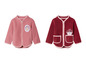 Deux vestes en polaire rose pour bébés, l'une avec un imprimé floral et l'autre avec un hérisson.