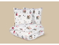 Parure de lit blanche avec un charmant motif de village et de forêt, comprenant deux oreillers et une couette.