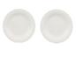 Deux assiettes en céramique blanches, placées côte à côte sur un fond blanc.