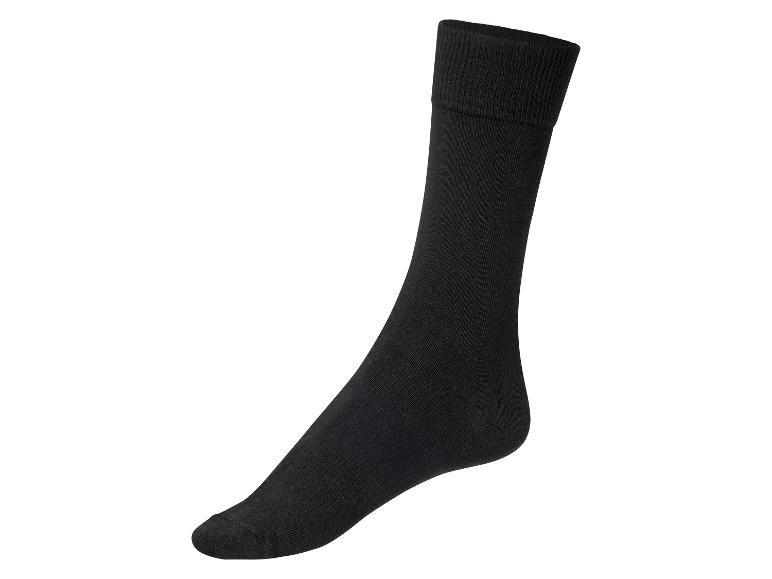 Une chaussette noire avec un bord côtelé.