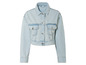 Une veste en jean bleu clair à manches longues.
