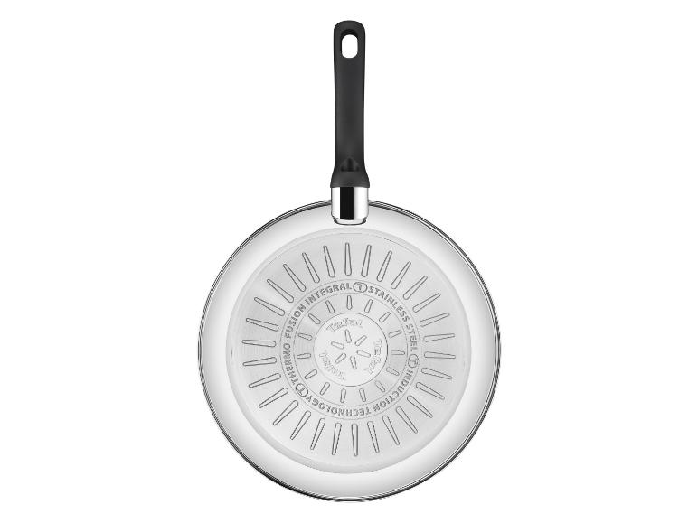 Le dessous d'une poêle Tefal en acier inoxydable avec fond d'induction.