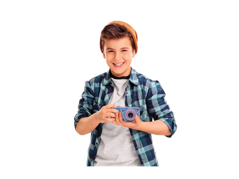 Garçon heureux avec un appareil photo Stitch bleu.