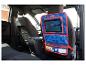 Un organiseur de siège de voiture Spider-Man avec un support pour tablette et des poches.