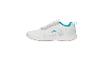 Chaussures de sport blanches avec détails bleus et lacets blancs.