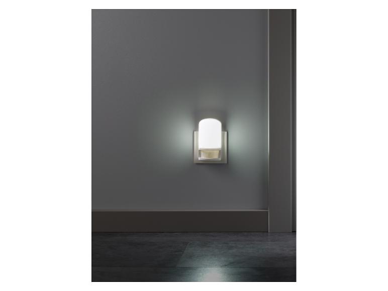 Veilleuse avec détecteur de mouvement, intégrée à une prise électrique.