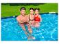 Famille se relaxant dans une piscine hors-sol.