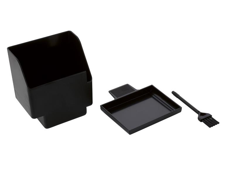 Ensemble d'accessoires noirs pour machine à café : support, plateau et brosse.