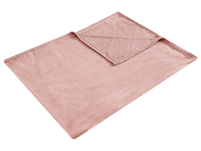 Couverture polaire rose, partiellement pliée