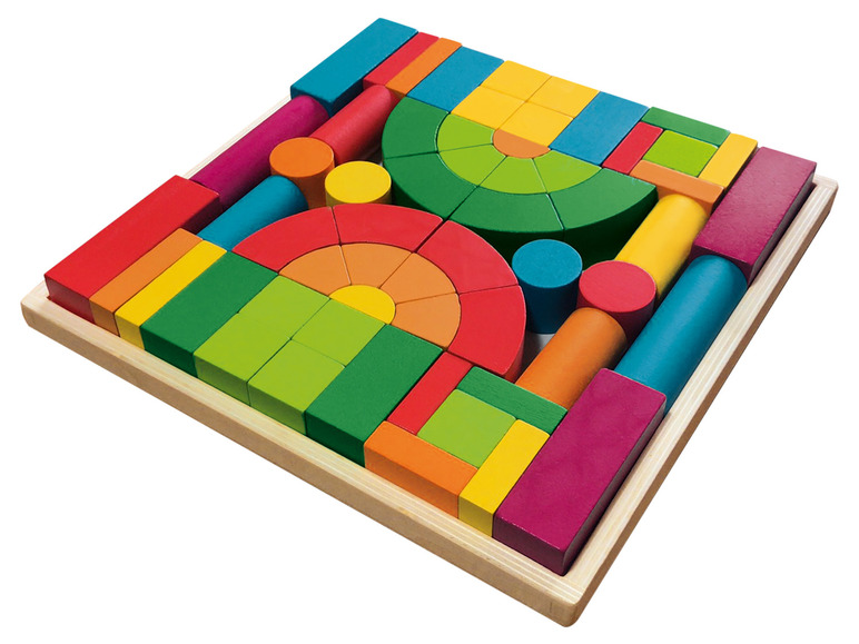 Blocs de bois de différentes formes et couleurs dans une boîte en bois.