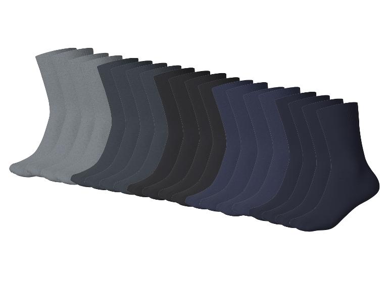 Une rangée de chaussettes pour hommes dans diverses nuances de gris, noir et bleu.