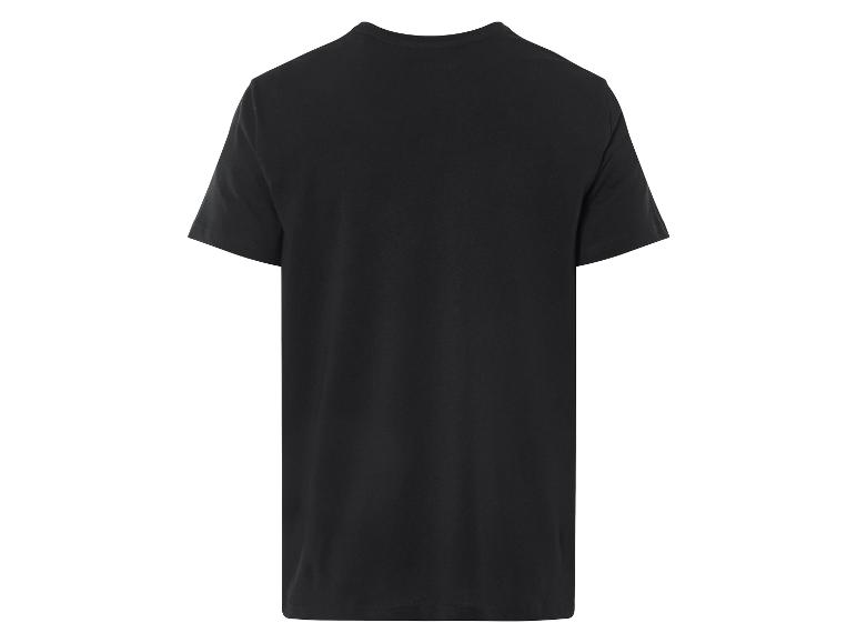 Un t-shirt noir à manches courtes.