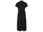 Une longue robe noire à manches courtes.