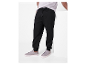 Combinaison de pantalon noir et de baskets grises pour homme.