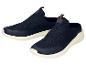 Une paire de baskets en maille bleu marine avec des semelles blanches.