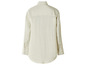 Une chemise crème à manches longues.